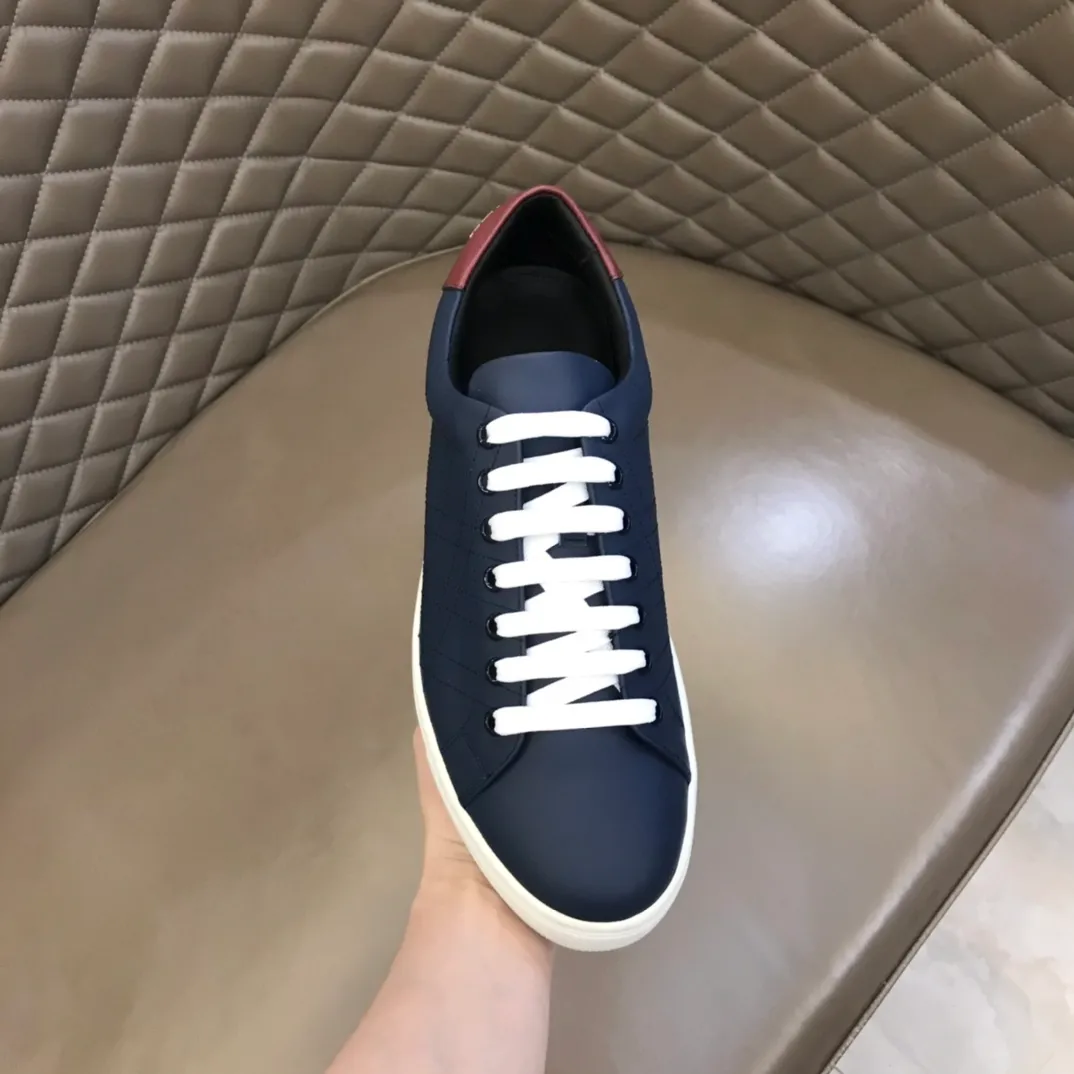 ¥380 B’s men’s classic low-top sneakers are reinterpreted in Vintage plaid cotton and cowhide materials, decorated with a new brand logo. First-grain cowhide lining, embossed Burberry lettering logo on the heel, original outsole! 38-45